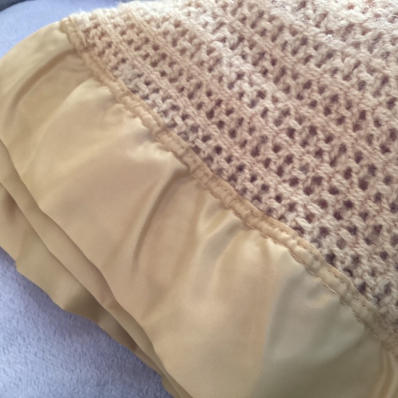 VINTAGE MUTED YELLOW/BEIGE PURE SCOTLAND WOOL SATIN TRIM BLANKET - Picture 5 of 12
